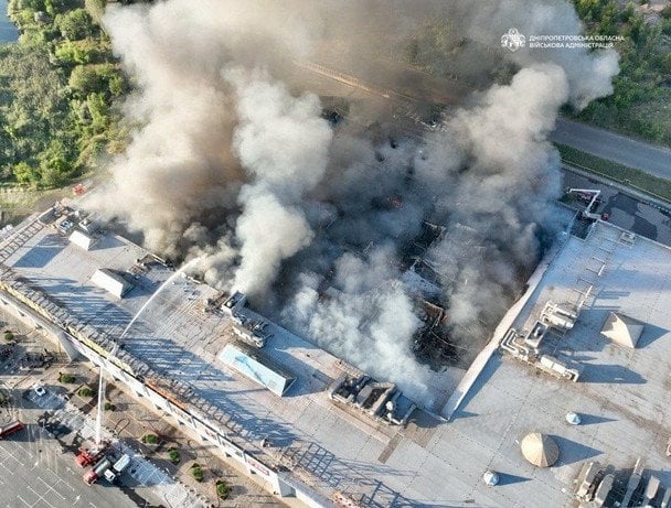 Безперервні обстріли Києва, ліквідація складів та торгових центрів, а також скидання семи авіабомб на Краматорськ: фотозвіт України за тиждень з 22 по 30 серпня. 23 Російські війська двічі атакували безпілотниками торговельний центр у Кривому Розі. Унаслідок ударів загинули 16 людей, ще 130 постраждали, серед них 23 дитини. / © Associated Press