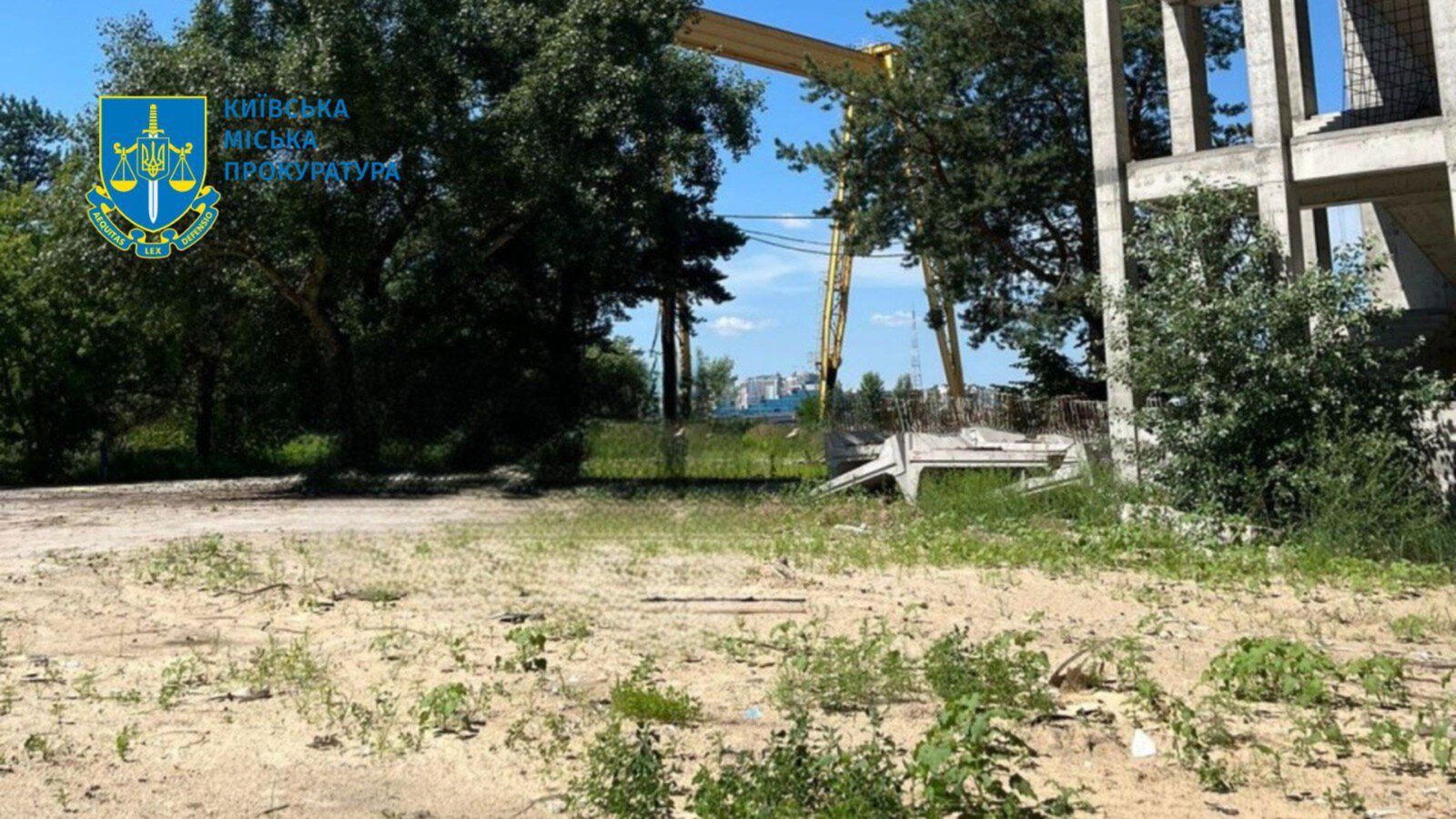 Будівельну компанію мосту через Дніпро зобов'язали вивезти відходи з Труханового острова 18