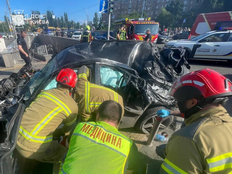 На Солом'янській площі автомобіль на великій швидкості врізався в підземний перехід, внаслідок чого є жертви. 24 На Солом'янській площі автомобіль на великій швидкості врізався в підземний перехід, внаслідок чого є жертви. 19