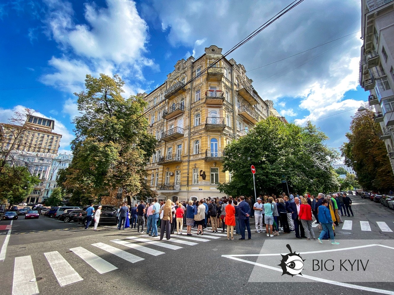 Зняв капелюха на знак пошани. Відкрили пам'ятну дошку на оселі, де жив Богдан Ступка 8