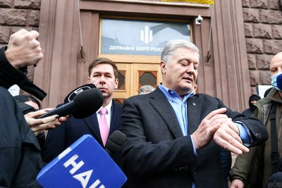 Пʼятий президент України та народний депутат від «Євросолідарності» Петро Порошенко прийшов на допит до Державного бюро розслідувань у справі про державну зраду, Київ, 31 січня 2022 року