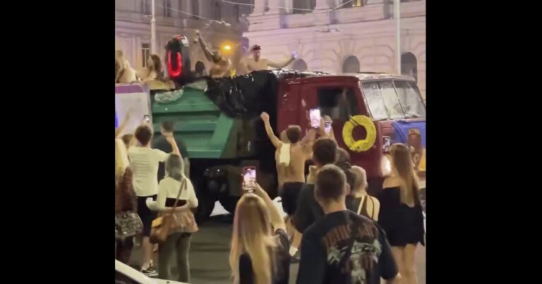 Послання для Путіна та вантажівка-«басейн»: святкування Дня міста у Харкові 1