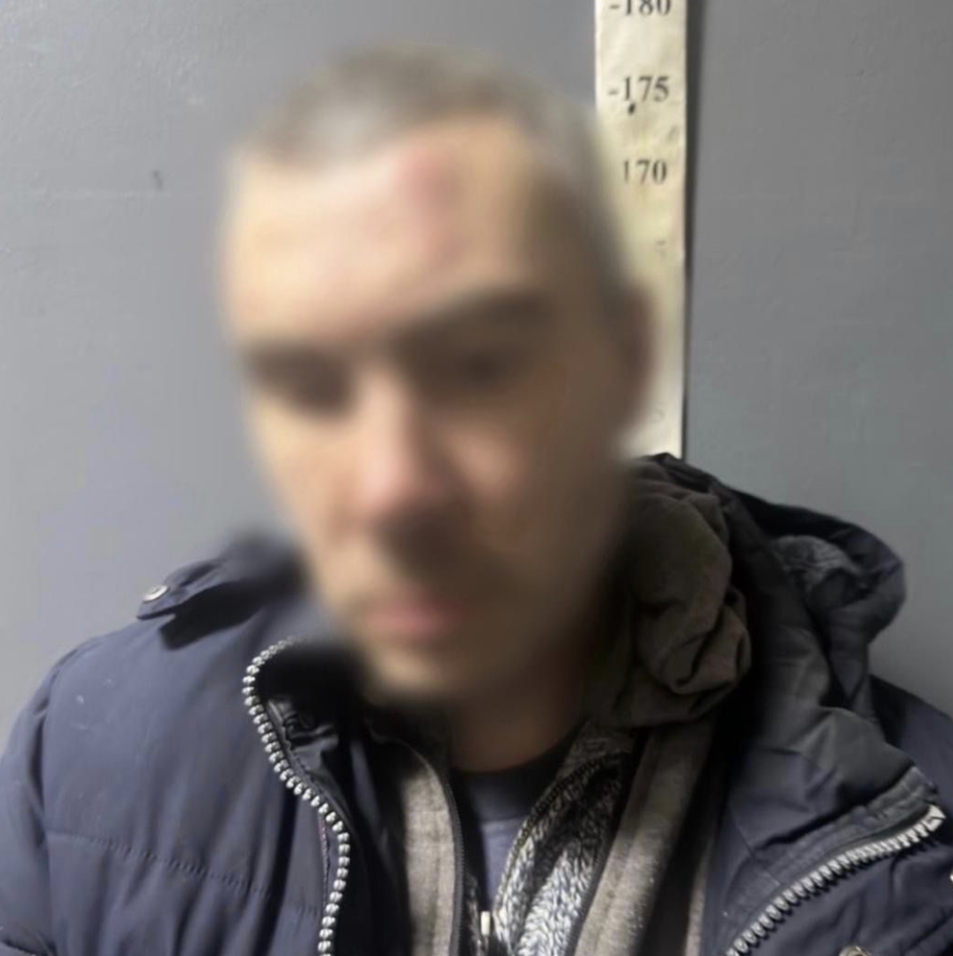 Затриманий за крадіжку: нетверезий чоловік у Києві вчинив погром у відділі алкоголю супермаркету 10