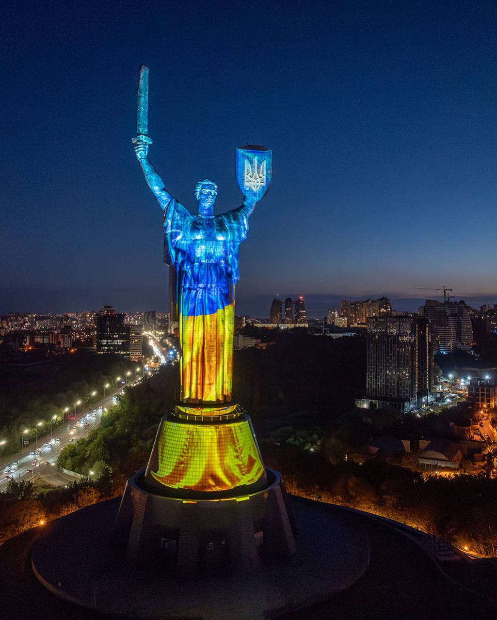 «Минуле в пам’яті»: монумент «Батьківщина-Мати» освітлено до роковин незалежності 17