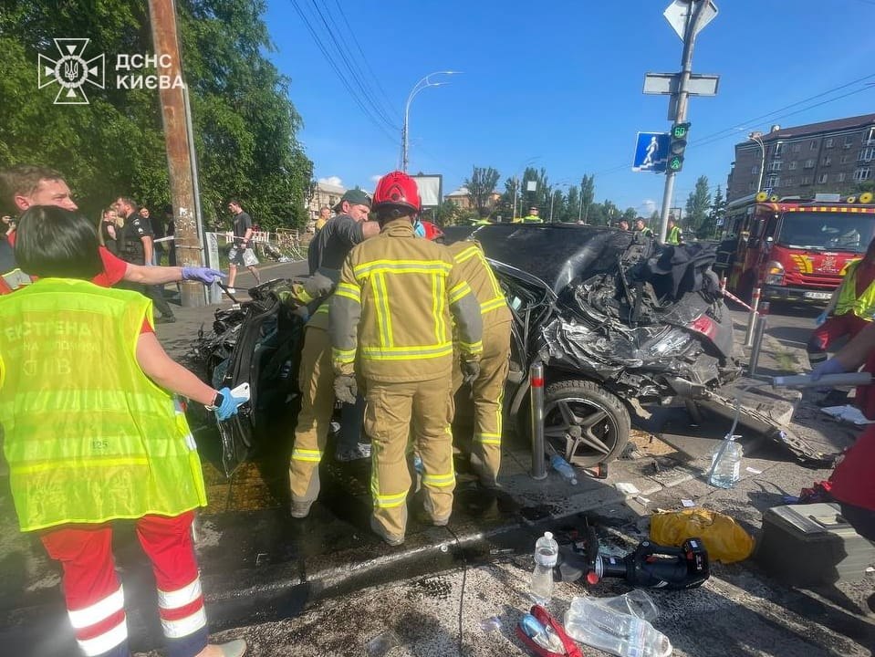 З'явилися кадри аварії зі смертельними наслідками на Солом'янці, зняті камерами відеоспостереження 14