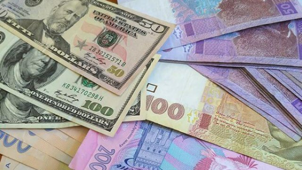 Офіційний курс української валюти до євро на понеділок знизився до найнижчого показника за всю історію: 52,2492 гривні за євро.