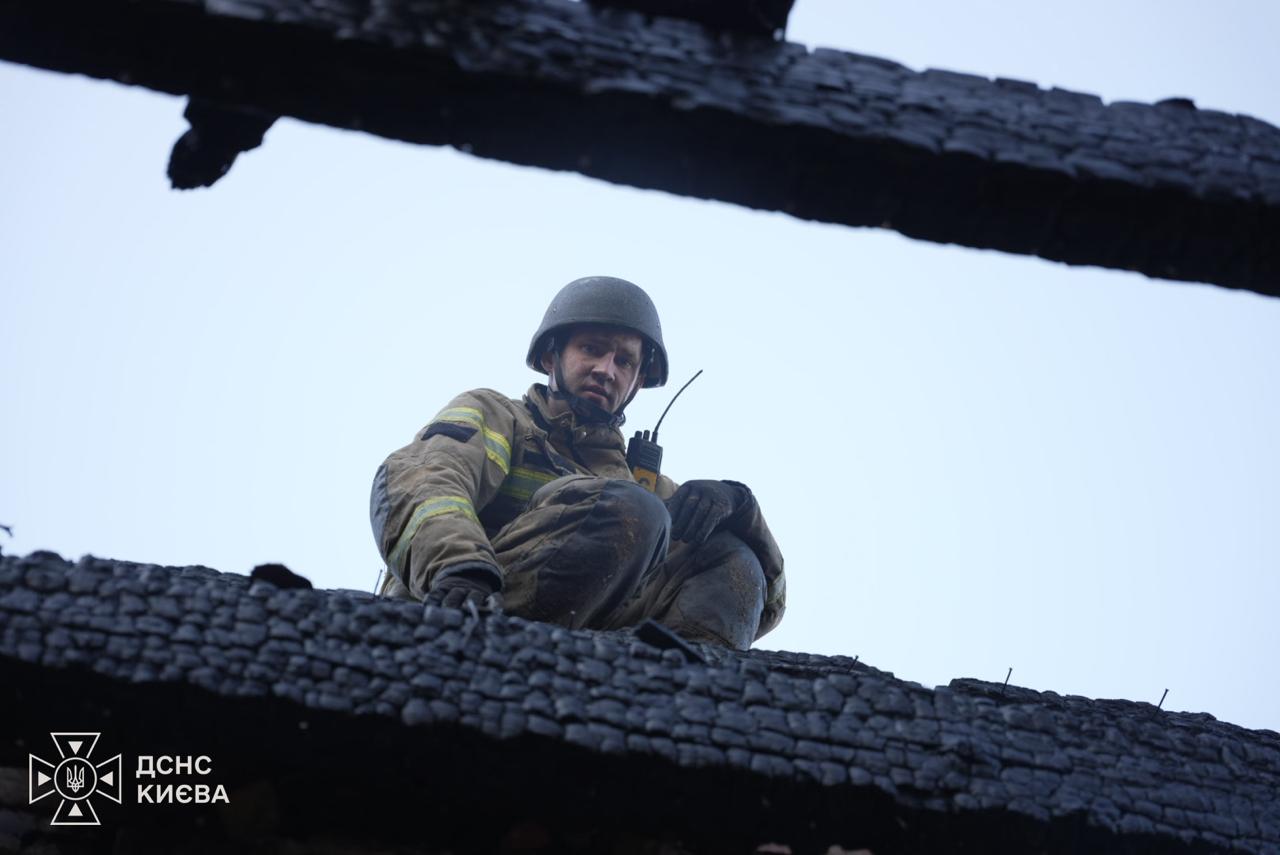 Рятувальники витягли з-під уламків жінку, кількість жертв у столиці зросла до 13 осіб. 11