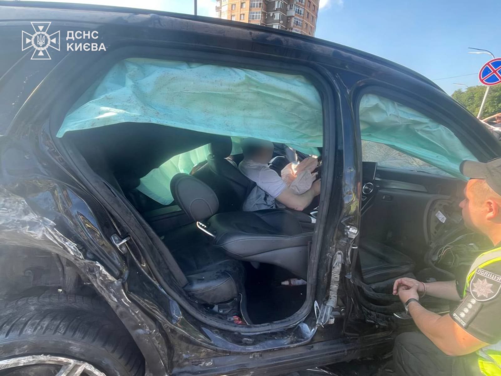 На Солом'янській площі автомобіль на великій швидкості врізався в підземний перехід, внаслідок чого є жертви. 23 На Солом'янській площі автомобіль на великій швидкості врізався в підземний перехід, внаслідок чого є жертви. 18