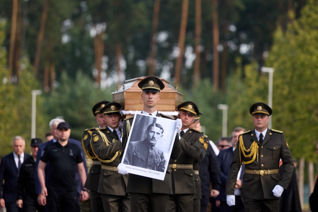 Тіло Євгена Коновальця знайшло останній спочинок на Національному військовому цвинтарі. 7 Фото до статті