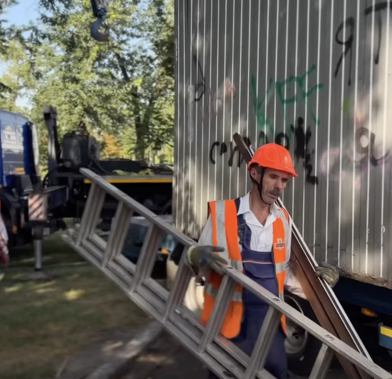 Поблизу Дарницького залізничного вокзалу демонтують приблизно 40 тимчасових споруд: що планується на їхньому місці 5