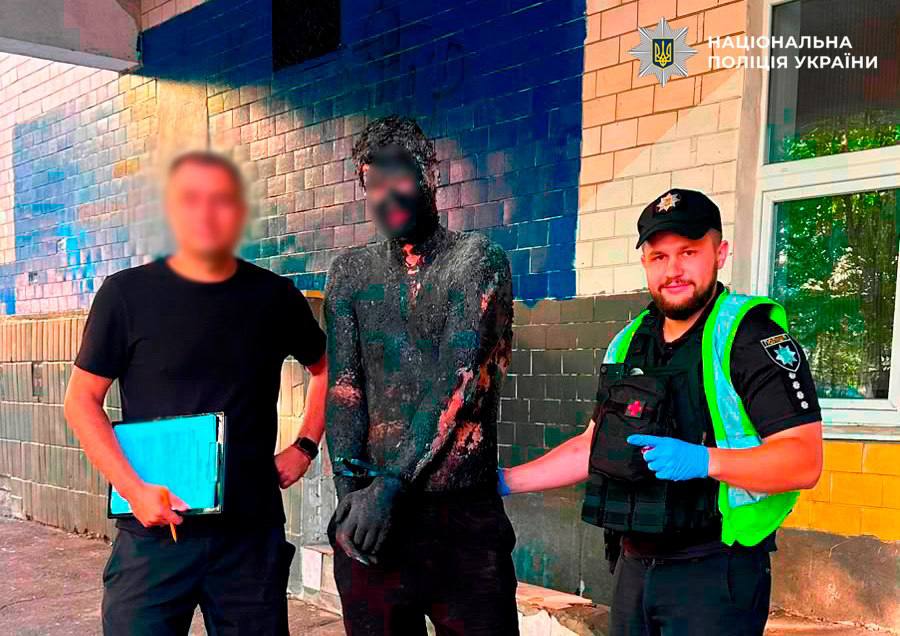 У столиці чоловік обмазався смолою, щоб "злитися з темрявою" і здійснити крадіжку з магазину. 8