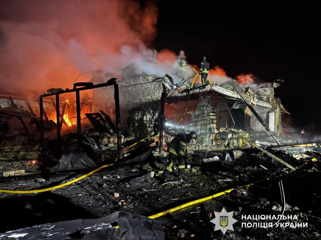 Уламки російських дронів зруйнували будинок на Київщині, спричинивши загибель директорки київського ліцею разом з чоловіком і онуком. 27