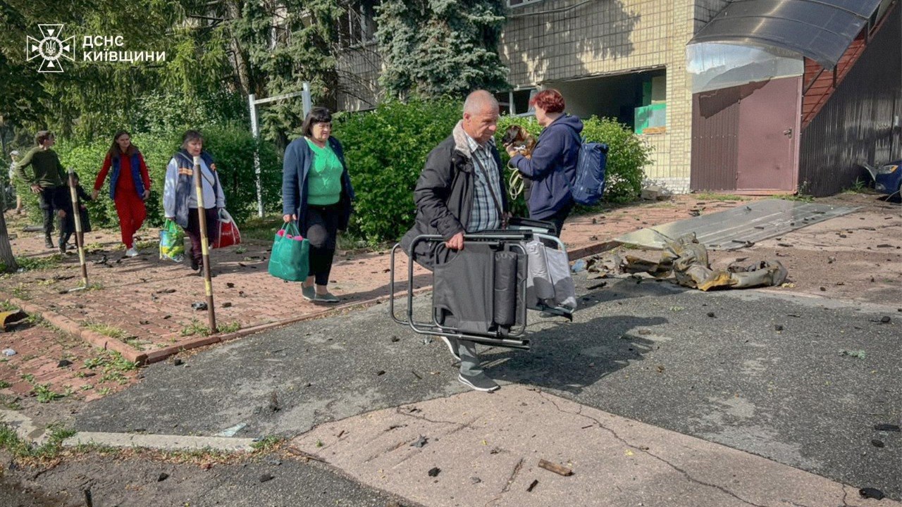 У місті Вишневе після нападу евакуація охопила понад 600 осіб, при цьому більше ста з них перебували в безпечному місці, саме там, де стався вибух. 10 Фото до статті