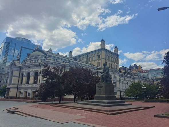 Скульптуру Миколи Лисенка біля Національної опери розкрили після демонтажу тимчасових конструкцій.