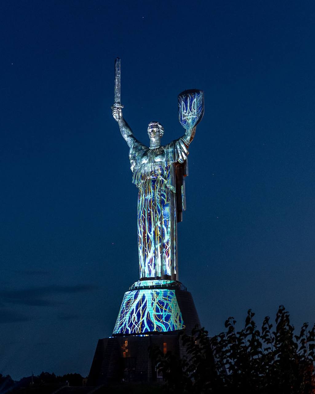 «Минуле в пам’яті»: монумент «Батьківщина-Мати» освітлено до роковин незалежності 14