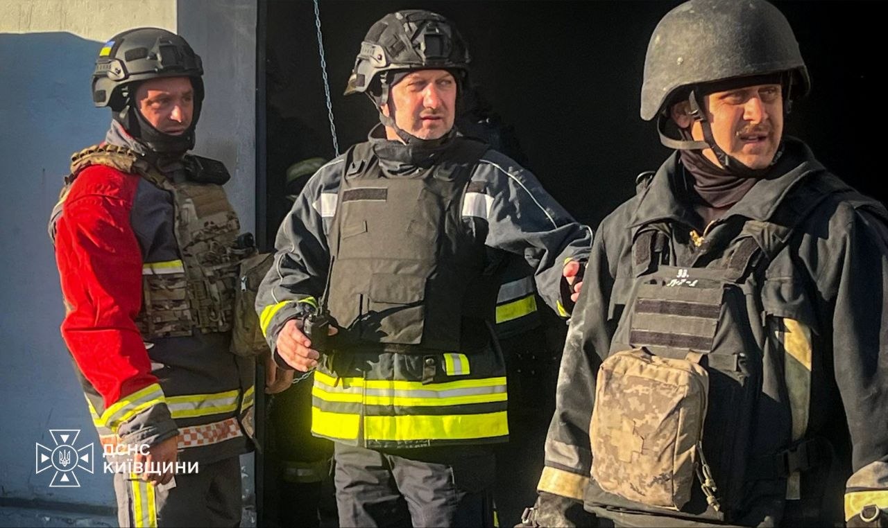У передмісті Києва сталося займання на складах та загорілися автомобілі через обстріли, а також завдано шкоди багатоквартирному будинку. 11