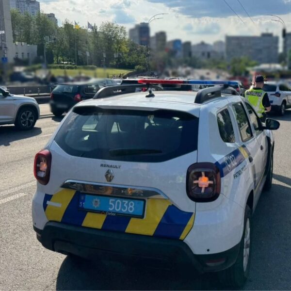 На Солом’янській площі автомобіль на великій швидкості врізався в підземний перехід, внаслідок чого є жертви.