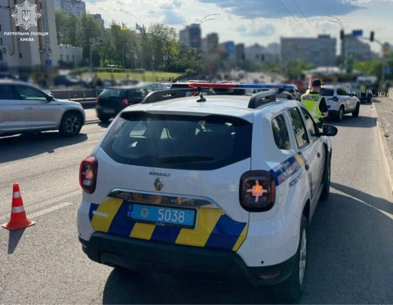 На Солом'янській площі автомобіль на великій швидкості врізався в підземний перехід, внаслідок чого є жертви. 9 На Солом'янській площі автомобіль на великій швидкості врізався в підземний перехід, внаслідок чого є жертви. 5
