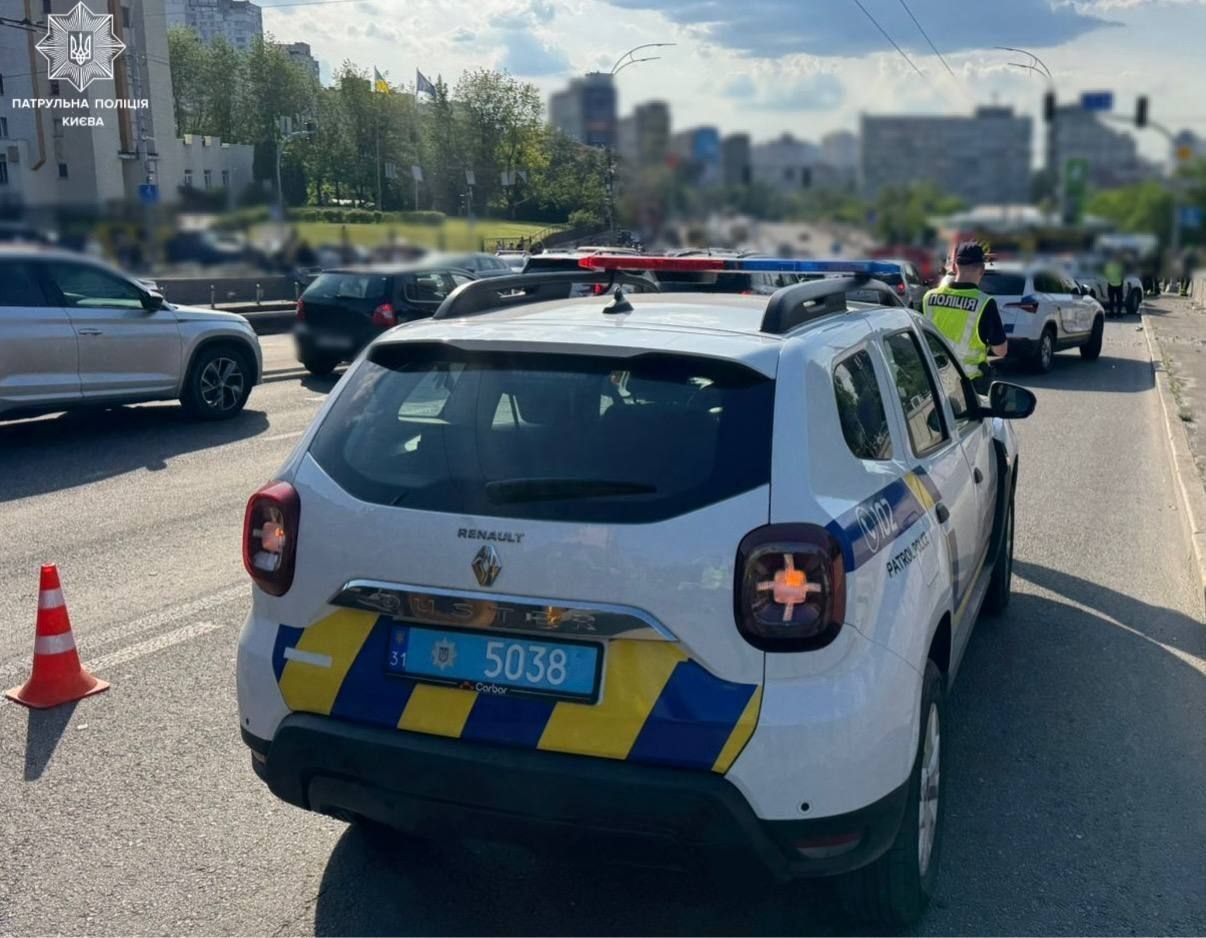 На Солом'янській площі автомобіль на великій швидкості врізався в підземний перехід, внаслідок чого є жертви. 14 Фото до статті