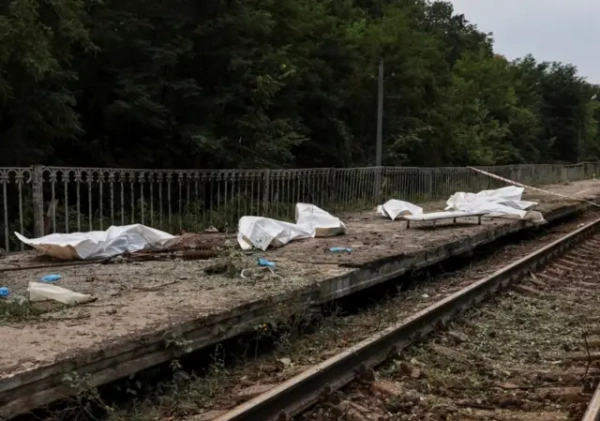 "По тривозі покинули склади". Що відомо про загибель людей на залізничній платформі біля Броварів 9 Тіла загиблих на станції