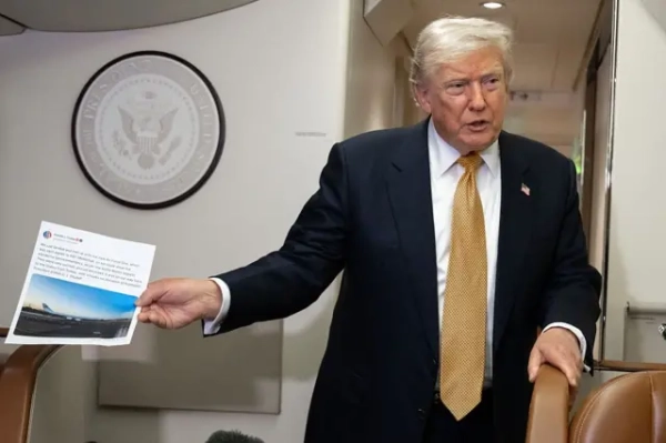 Трамп підтвердив, що таємно здійснив зміну літака в Туреччині, мотивуючи це загрозою. 8 Трамп у салоні літака демонструє аркуш із роздрукованим дописом із фото літака на злітній смузі. На задньому плані видно президентську печатку США на стіні та шкіряні крісла салону повітряного судна.