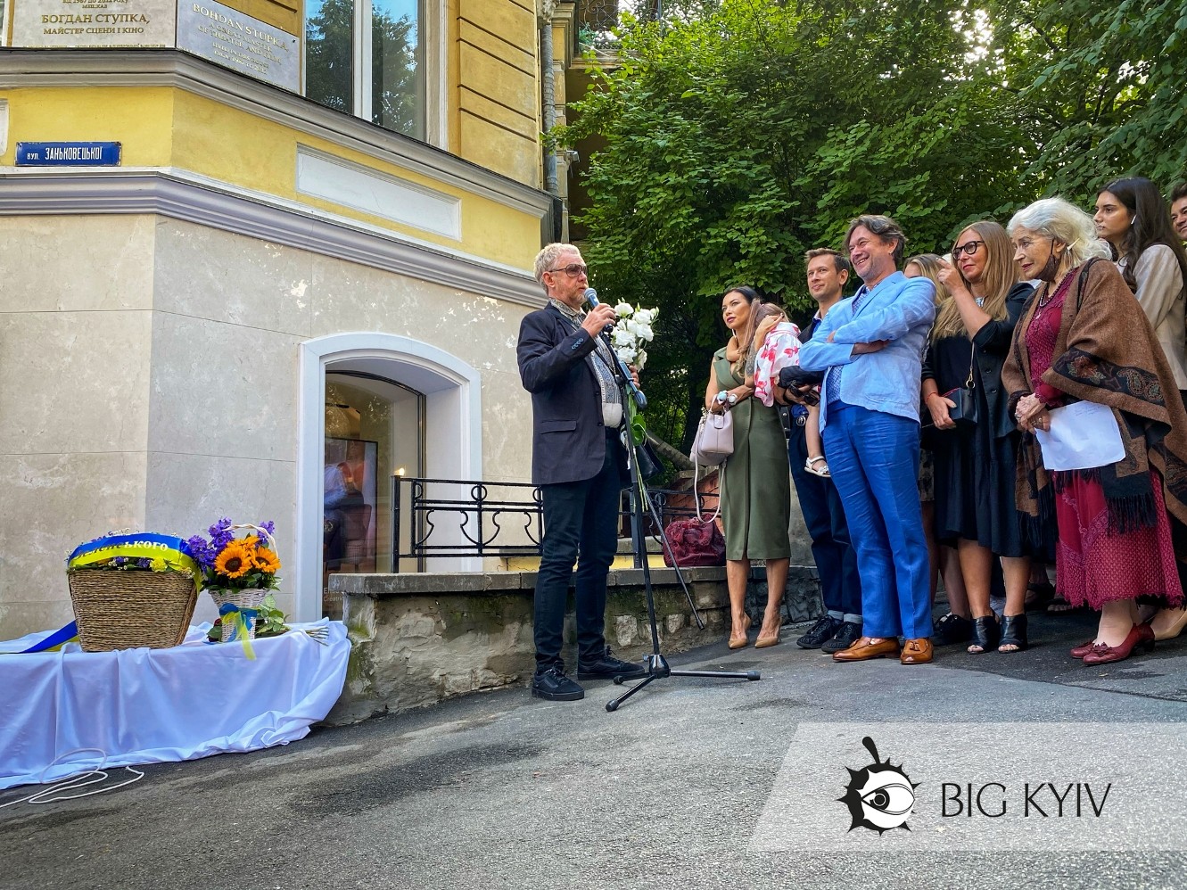 Зняв капелюха на знак пошани. Відкрили пам'ятну дошку на оселі, де жив Богдан Ступка 10