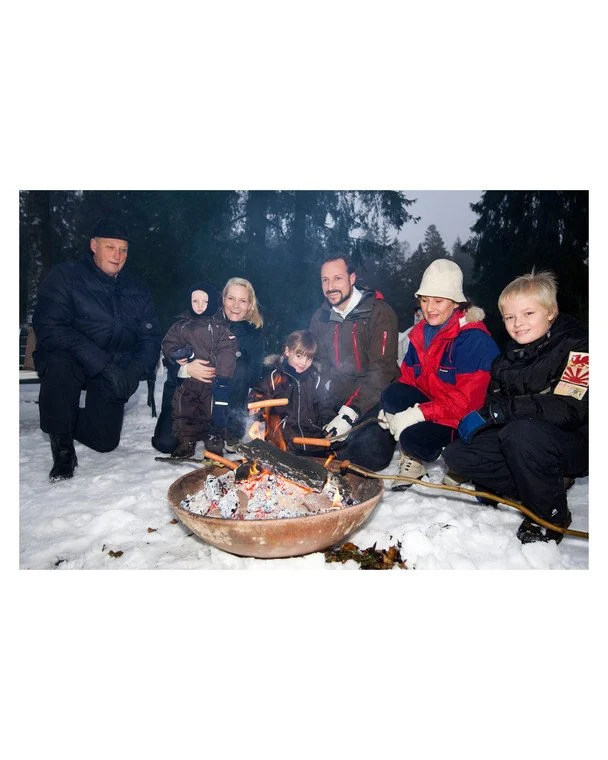 Король Гаральд V і королева Соня з дітьми та онуками / © instagram.com/detnorskekongehus
