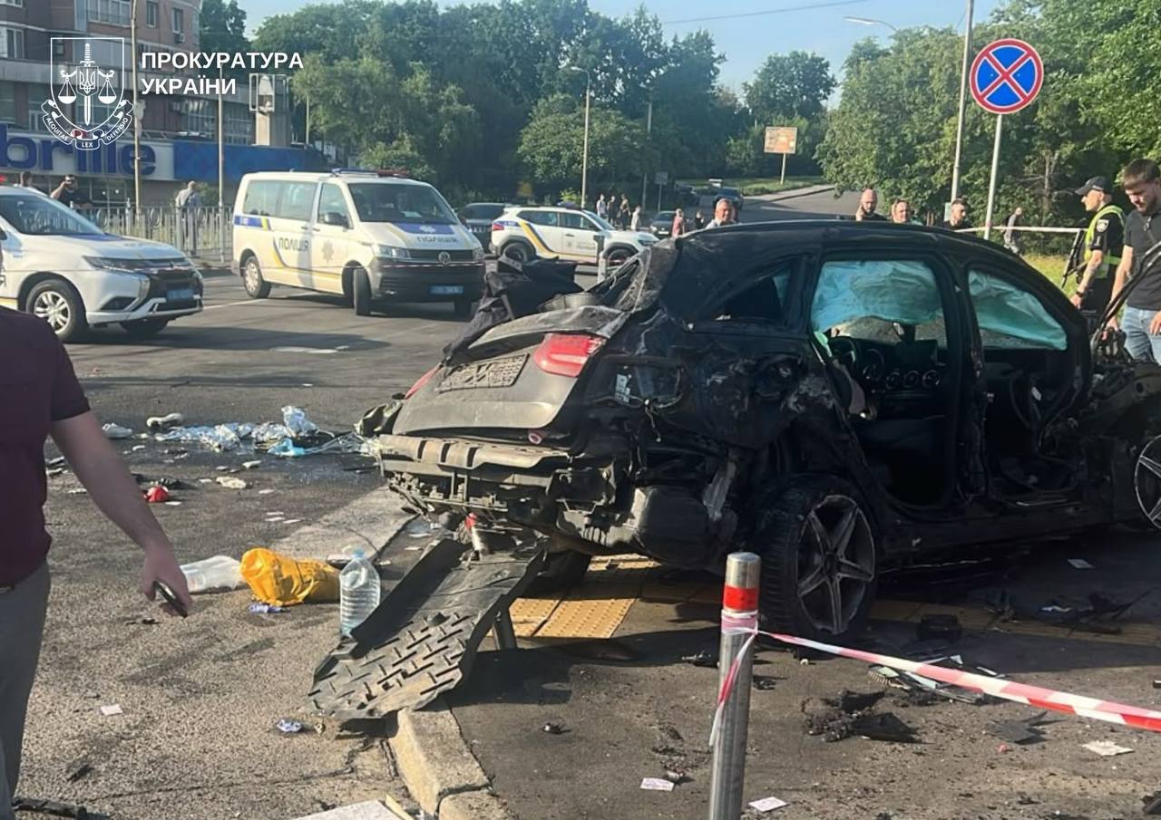 Серед жертв автопригоди в Солом'янському районі — 12-річна дитина, а водій має історію аварій та штрафи за перевищення швидкості. 12 Серед жертв автопригоди в Солом'янському районі — 12-річна дитина, а водій має історію аварій та штрафи за перевищення швидкості. 7