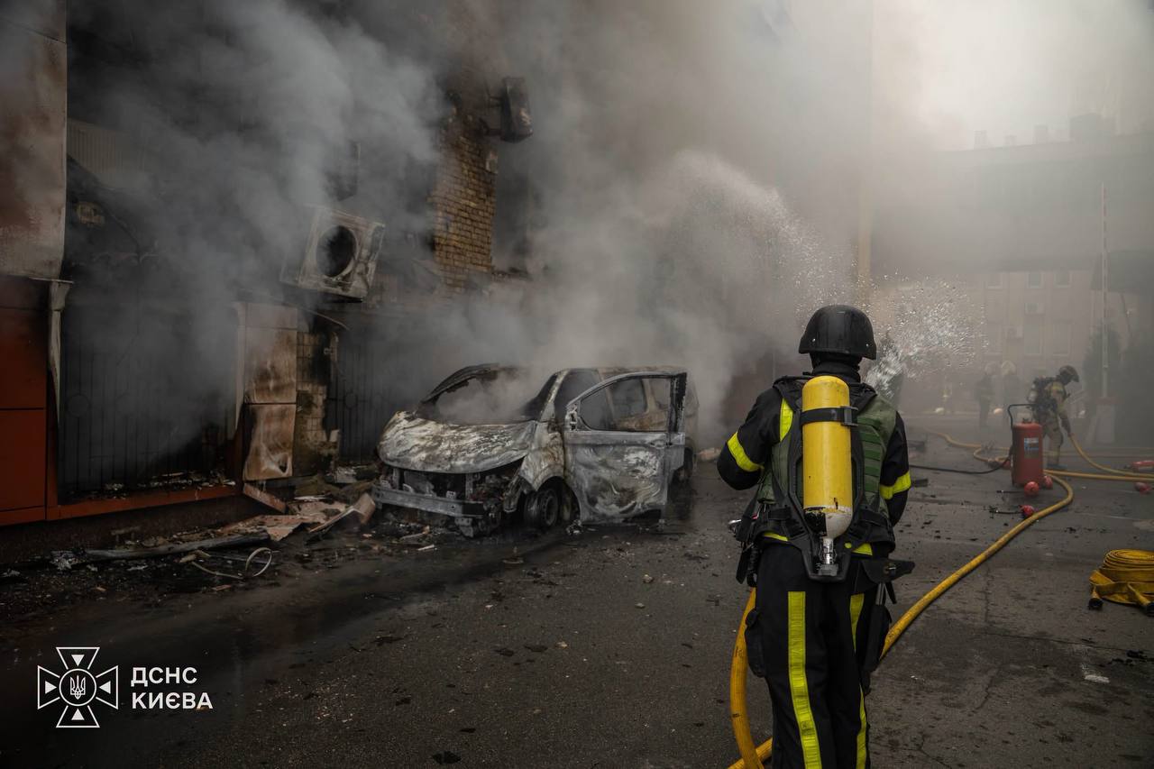На Загорівській вулиці в Києві вдалося ліквідувати велику пожежу в бізнес-центрі. 18 На Загорівській вулиці в Києві вдалося ліквідувати велику пожежу в бізнес-центрі. 13