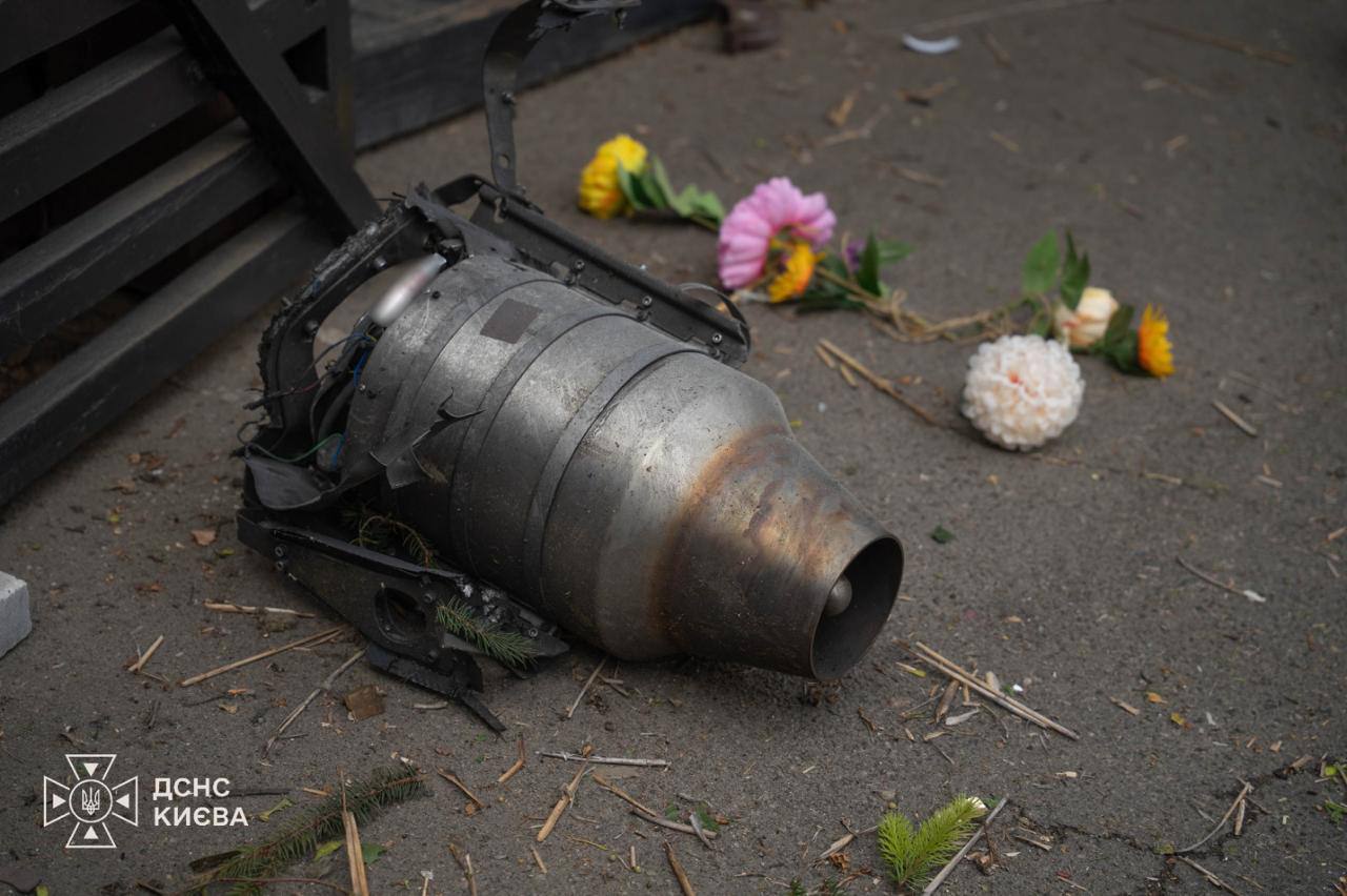 Ворог продовжує завдавати ударів по Києву: під час одного з влучань у кав'ярню отримав поранення чоловік. 10