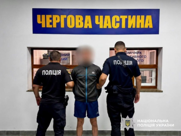 В Одесі чоловік поранив чотирьох працівників військкомату з пістолета, нападника схопили. 2