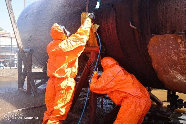 Після атаки Росії на Полтавщині стався викид небезпечної хімічної сполуки — початкова інформація 4 Спеціалісти з хімічного захисту ДСНС на місці, де виник витік хімічної речовини / © ДСНС