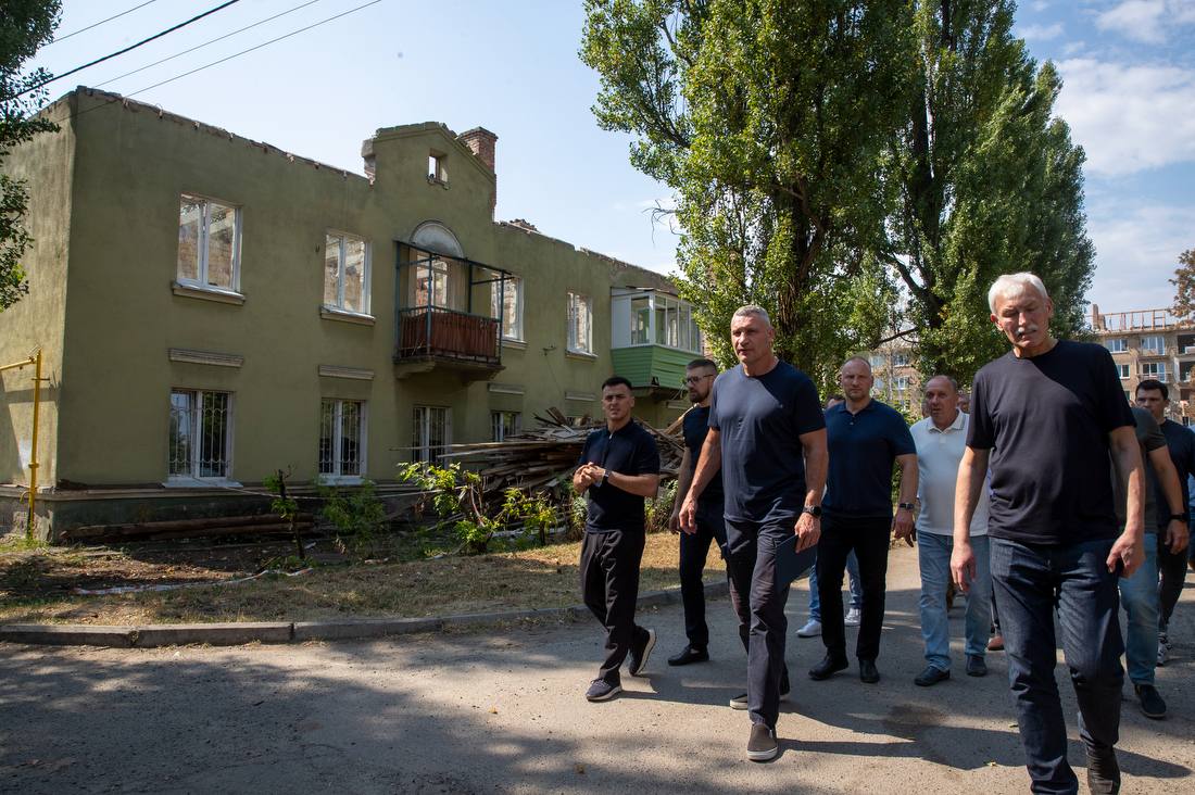 18 будинків у Святошинському районі відновлюють після російських обстрілів 19 18 будинків у Святошинському районі відновлюють після російських обстрілів 14