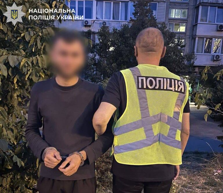 Шахраї викрали з помешкання літньої жінки на Оболоні майже 750 тисяч гривень. 1