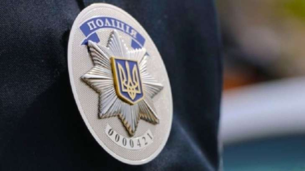 У Києві чоловік скоїв стрибок у смолу, аби здійснити пограбування магазину. 5