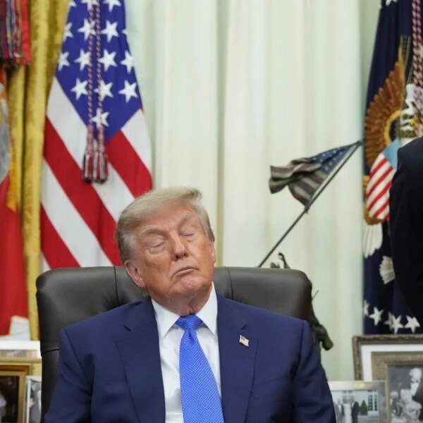 Чи Трампа будять за допомогою шокової кнопки: нове конспірологічне припущення з’явилося через вірусне відео
