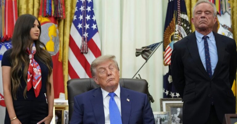 Чи Трампа будять за допомогою шокової кнопки: нове конспірологічне припущення з'явилося через вірусне відео 10 Чи Трампа будять за допомогою шокової кнопки: нове конспірологічне припущення з'явилося через вірусне відео 7