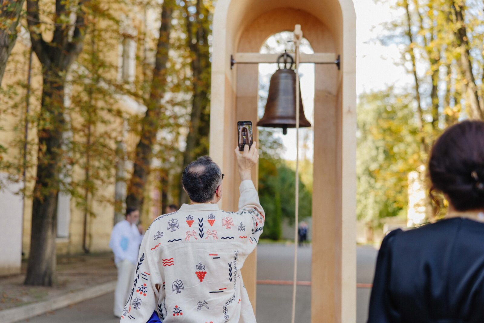 Дзвін Десятинної церкви" відтворили до 35-ї річниці незалежності України, під назвою "Знову дзвонить дзвін". 10 Фото до статті