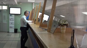 Податківці закликають українців оновити інформацію: на виконання вимоги залишився місяць. 7 Чоловік у податковій. Фото: youtube