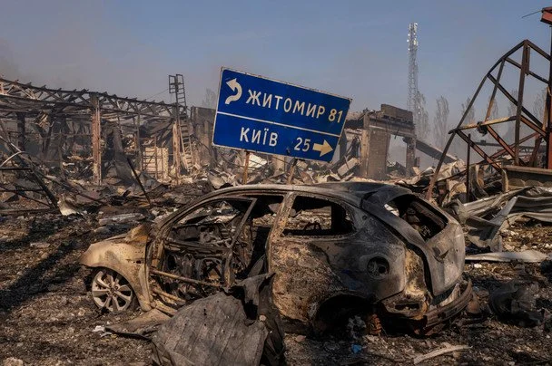 Безперервні обстріли Києва, ліквідація складів та торгових центрів, а також скидання семи авіабомб на Краматорськ: фотозвіт України за тиждень з 22 по 30 серпня. 42 29 серпня. Унаслідок атаки російського БПЛА на територію підприємства в селі Мила Бучанського району Київської області виникла пожежа, після чого почалася масштабна детонація. За останніми даними, десятки загиблих. / © Associated Press