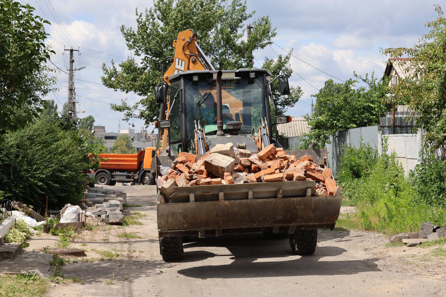 Приватні помешкання у Вишневому, яких понад 250, разом із 27 багатоквартирними будинками зазнали руйнувань. 17 Приватні помешкання у Вишневому, яких понад 250, разом із 27 багатоквартирними будинками зазнали руйнувань. 12