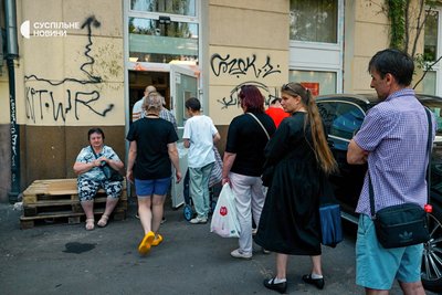 Українські переселенці біля входу до будівлі благодійного фонду Uniters, де вони отримують гуманітарну допомогу. Варшава, Польща, 15 липня 2026 року