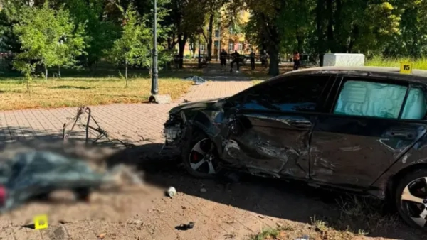 Серйозна аварія в Києві: Фольксваген врізався в зупинку з пасажирами