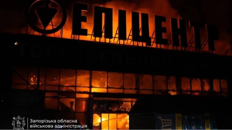 У Запоріжжі через атаки агресора зайнялася будівля "Епіцентру" 7