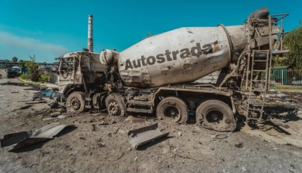 Київ: Російський удар вночі по базі “Автостради”, двоє загиблих, один поранений