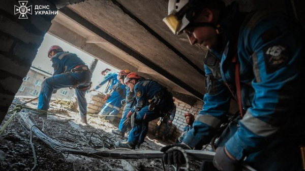 Внаслідок подій у Києві постраждало 18 житлових будівель, навчальний заклад, дипломатична місія Литви та об'єкти загальної інфраструктури – заявив глава держави. 5