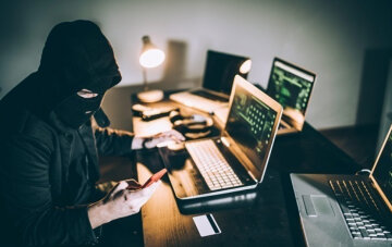 WhatsApp: 7 шахрайських схем, які спустошують банківські рахунки, навіть "друзі" виманюють код із SMS 8 Обережно: телефонні шахраї