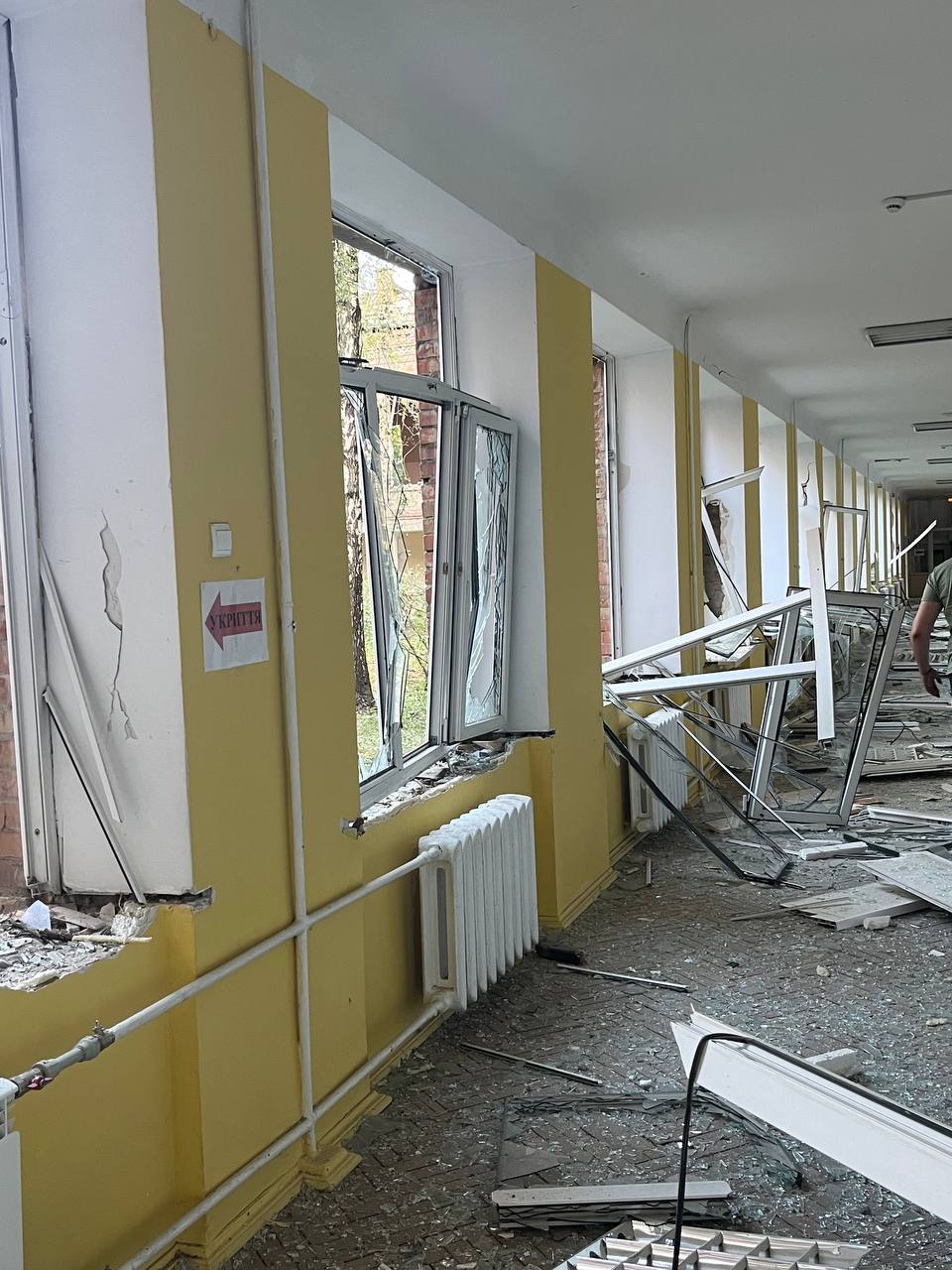 Чотири столичні райони зазнали пошкоджень через нічний обстріл. 27