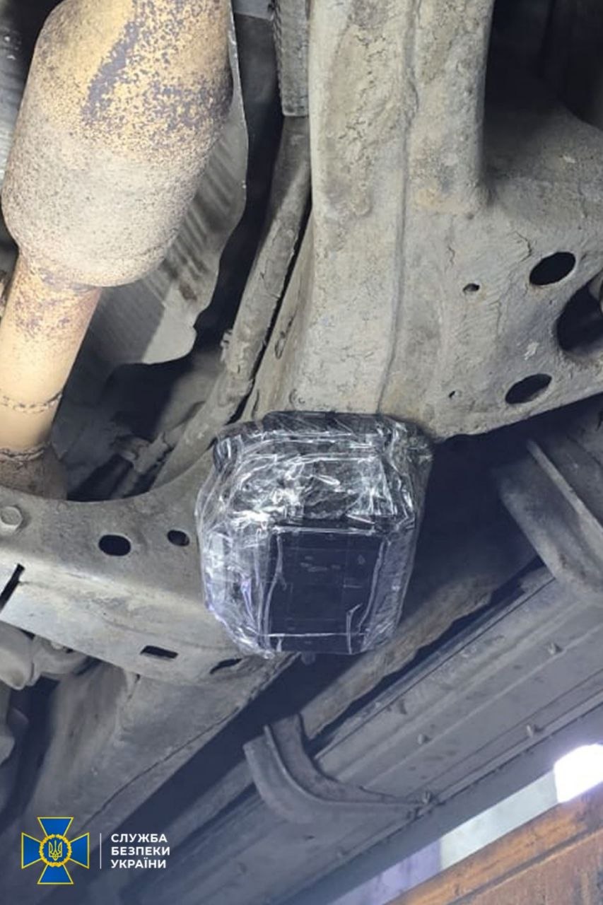 На Київщині нейтралізували вибуховий пристрій, знайдений під авто директора оборонної компанії. 10 На Київщині нейтралізували вибуховий пристрій, знайдений під авто директора оборонної компанії. 5