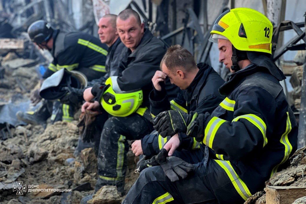 У Кривому Розі завершено пошуково-рятувальні заходи після атаки РФ на комерційний об'єкт. 8